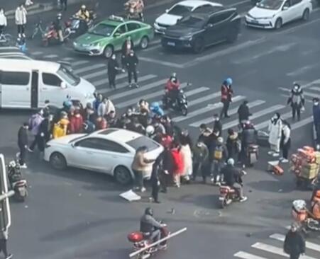 大叔被卷入車底20人抬車救援 始料未及真相簡直太暖心了
