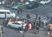 大叔被卷入車底20人抬車救援 始料未及真相簡直太暖心了