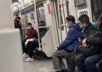 乘客羽絨服炸裂絨毛飄滿地鐵車(chē)廂 這也太讓人無(wú)奈了