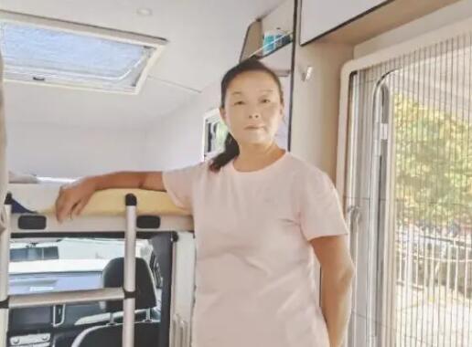 58歲“自駕阿姨”霸氣回應(yīng)質(zhì)疑 為什么引爭(zhēng)議？