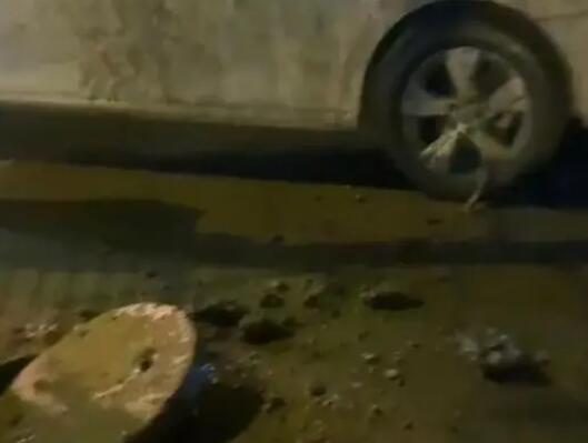 男童放鞭炮炸飛三個井蓋連砸兩車 為什么炸飛始末詳情曝光