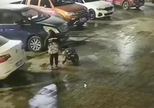 男童放鞭炮炸飛三個井蓋連砸兩車 始料未及真相簡直令人震驚