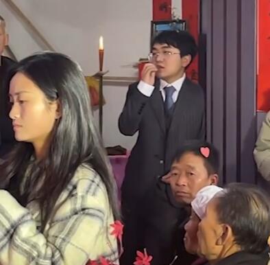 新郎接親時(shí)淡定嗑瓜子迎新娘 為什么這么淡定？