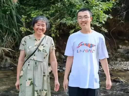 探訪胡鑫宇學(xué)校:校外警車(chē)24小時(shí)值守 背后真相實(shí)在讓人驚愕