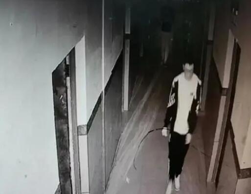 探訪胡鑫宇學(xué)校:校外警車24小時值守 內(nèi)幕曝光簡直太崩潰了