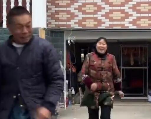 遠(yuǎn)嫁女兒驅(qū)車(chē)12小時(shí)回娘家過(guò)年 實(shí)在太感人了