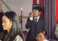 新郎接親時(shí)淡定嗑瓜子迎新娘 原因竟是這樣簡(jiǎn)直令人崩潰