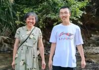 探訪胡鑫宇學(xué)校:校外警車(chē)24小時(shí)值守 背后真相實(shí)在讓人驚愕