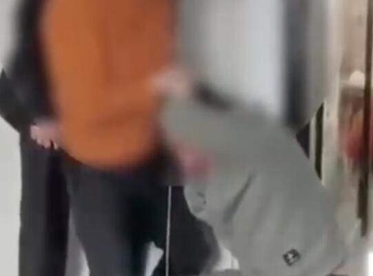 甘肅男子嫌玻璃擦不干凈毆打家政 為什么打人？