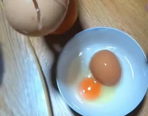 女子家中大巨蛋磕開竟是蛋中蛋 到底是不是真的？