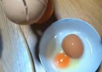 女子家中大巨蛋磕開竟是蛋中蛋 原因竟是這樣簡直太驚人