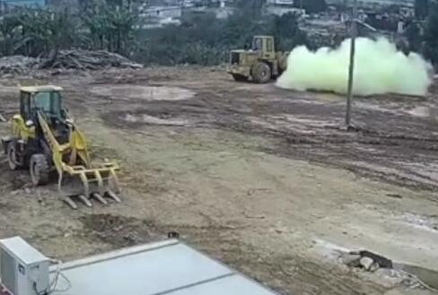 廣西一村莊毒氣泄漏有人當(dāng)場中毒 黃綠色氣體瞬間彌漫現(xiàn)場