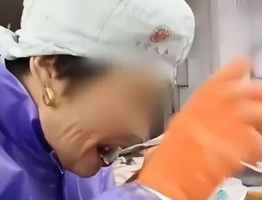 水產(chǎn)加工廠員工用牙給生魚剝皮 真相揭露簡直太惡心人了