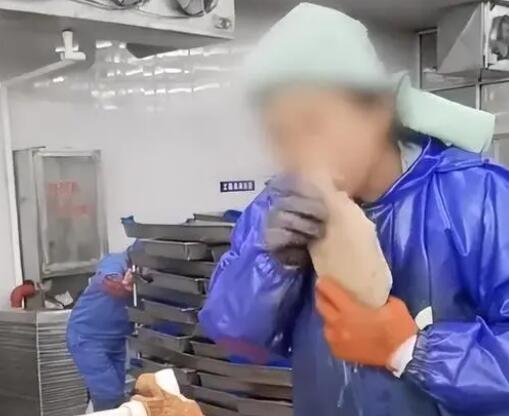 水產(chǎn)加工廠員工用牙給生魚剝皮 視頻曝光實(shí)在太讓人作嘔
