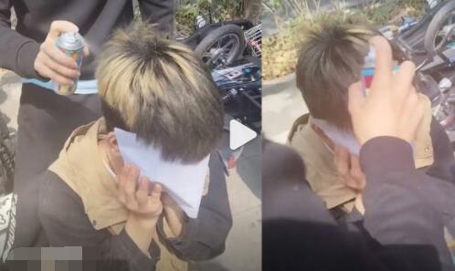 黃發(fā)小伙為進廠應(yīng)聘現(xiàn)場噴黑頭發(fā) 到底是什么情況?