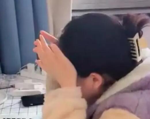 女兒考研437分喜極而泣 母親哽咽 到底是什么情況?