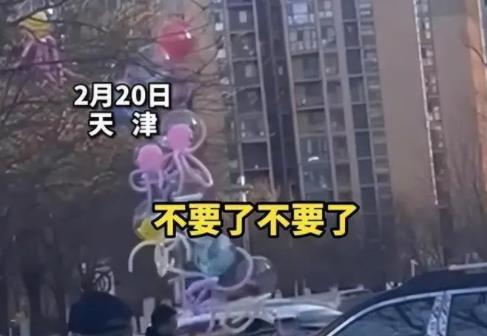 女子賣氣球城管要沒收 當場全放飛 背后有什么隱情?