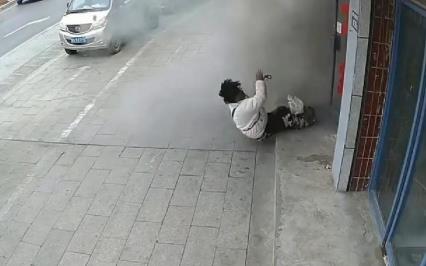 殘疾男子提醒店鋪冒煙被炸飛 到底是什么情況?