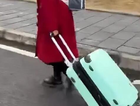 女生帶50斤砂糖橘返校結(jié)果全丟了 背后真相太令人意外了