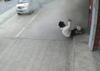 殘疾男子提醒店鋪冒煙被炸飛 雙腿顫抖看著太揪心了