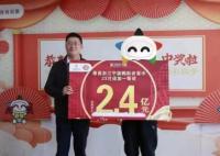 2.4億大獎(jiǎng)得主3天后現(xiàn)身還捐100萬 中獎(jiǎng)?wù)嫦嗪喼碧@奇