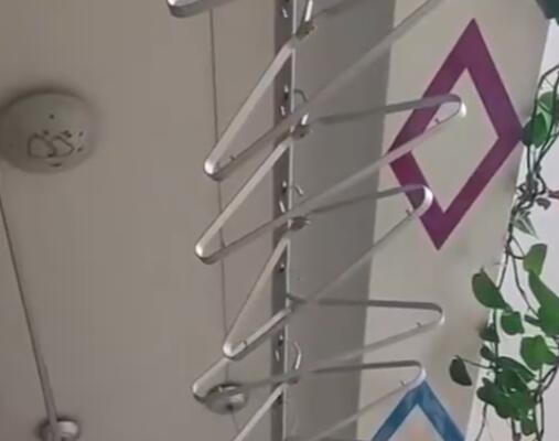 新疆震感現(xiàn)場(chǎng):居民家植物衣架搖晃 現(xiàn)場(chǎng)畫(huà)面簡(jiǎn)直太嚇人了