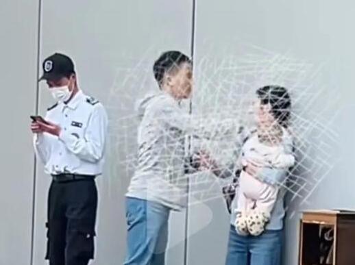 男子地鐵口揮拳重?fù)舯夼?到底是什么情況?