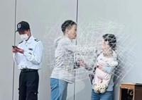 男子地鐵口揮拳重?fù)舯夼?真相曝光實(shí)在是太意外了