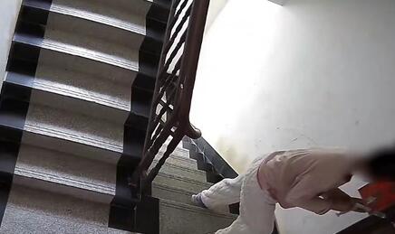 女子在門縫發(fā)現(xiàn)針頭 到底是什么情況?