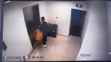 優(yōu)衣庫(kù)店長(zhǎng)偷800余件服裝7.5折銷售  背后真相曝光簡(jiǎn)直太驚人了