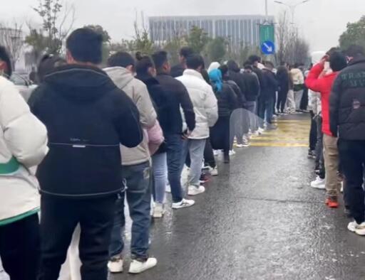 工價(jià)下跌 工廠門口仍大排長龍 背后真相曝光簡直太驚人了