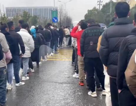 工價下跌 工廠門口仍大排長龍 背后真相曝光簡直太驚人了