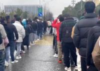 工價下跌 工廠門口仍大排長龍 背后真相曝光簡直太驚人了