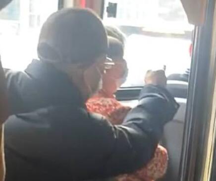 老人疑因男生公交上未讓座將其罵哭 背后真相曝光簡直太驚人了