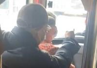 老人疑因男生公交上未讓座將其罵哭 背后真相曝光簡直太驚人了