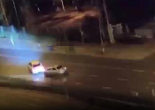 成都街頭越野車(chē)來(lái)回追撞小轎車(chē) 背后真相曝光簡(jiǎn)直太驚人了