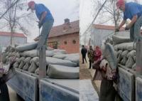 村委會回應(yīng)73歲老太扛水泥賺錢 背后真相曝光簡直太驚人了