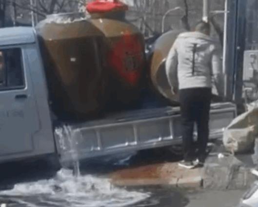 男子運(yùn)酒撞破酒缸1分鐘損失5萬(wàn) 真相揭露真的令人大吃一驚