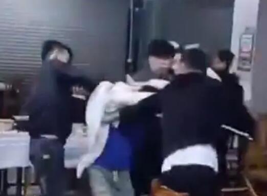 廣西一男子被多人輪番用酒瓶砸頭 到底是什么情況?