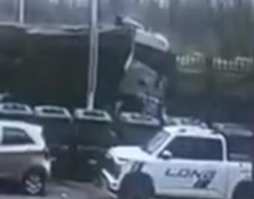 遼寧一轎車(chē)被大貨車(chē)追尾壓扁 原因竟是這樣實(shí)在是太意外了