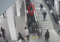 女子用火車站扶梯運行李砸傷旅客 原因揭秘直接讓人傻眼