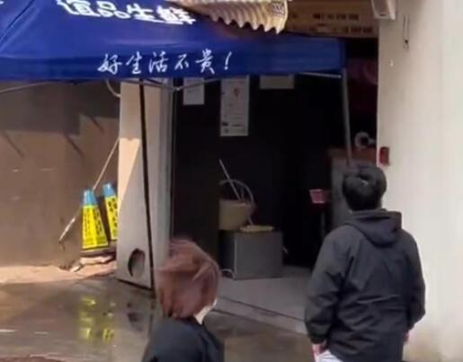 居民嫌樓下肉鋪擾民:來買肉就潑臟水 到底是什么情況?