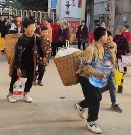 小學(xué)生背著“鍋碗瓢盆”去春游 背后真相曝光簡直太驚人了