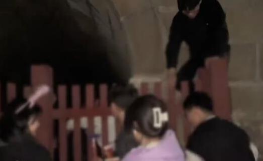 多名游客深夜翻門進(jìn)入泰山 背后真相曝光簡(jiǎn)直太驚人了