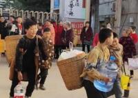 小學生背著“鍋碗瓢盆”去春游 背后真相曝光簡直太驚人了