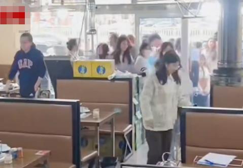 淄博燒烤店開門一分鐘坐滿大學(xué)生 照片曝光直接讓人大呼意外