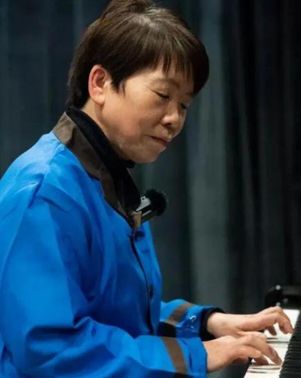 清華保潔阿姨身穿晚禮服彈奏鋼琴 原因竟是這樣實在是太意外了