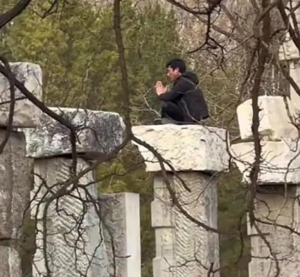 圓明園回應男子攀爬遺址拍照 背后真相曝光簡直太驚人了