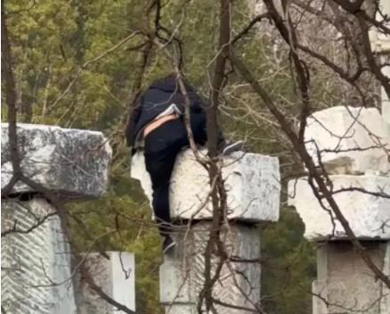 圓明園回應(yīng)男子攀爬遺址拍照 背后真相曝光簡直太驚人了