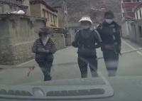 男子駕車4分鐘遇3次村民攔車要紅包 背后真相曝光簡直太驚人了